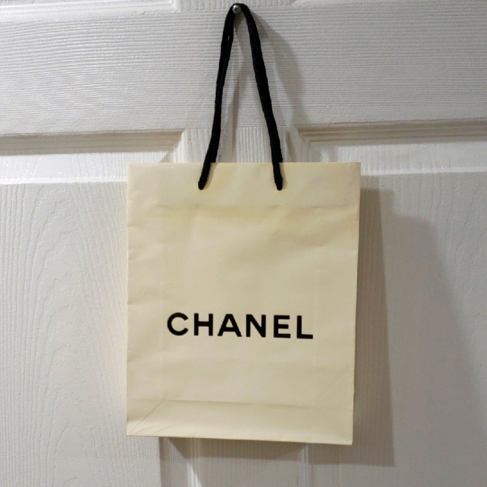 CHANEL White Paper Gift Shopping Bag, Luxury Women - Sized 8.25x10x2.75-inch  #2
